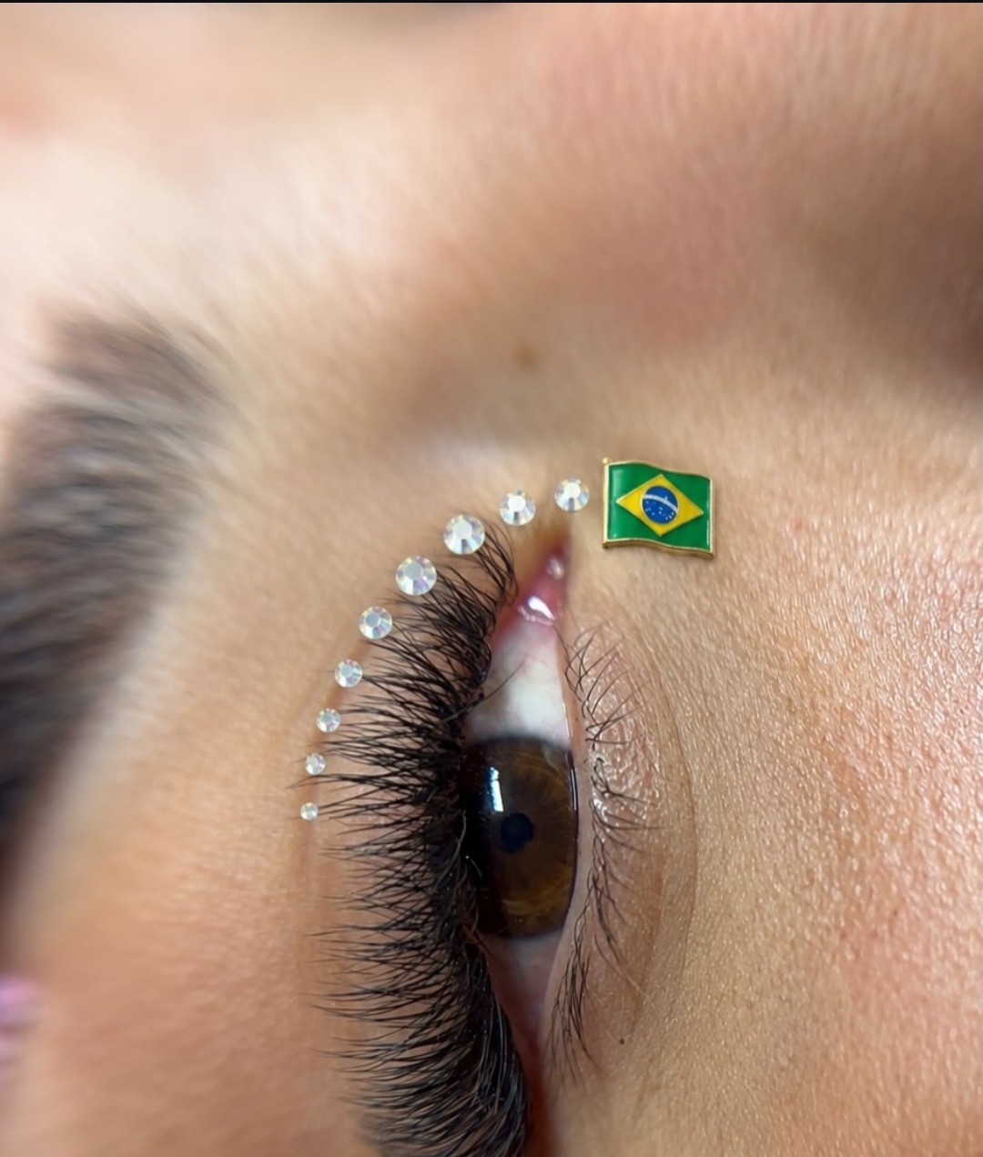 Extensão de cílios com detalhe da bandeira do Brasil